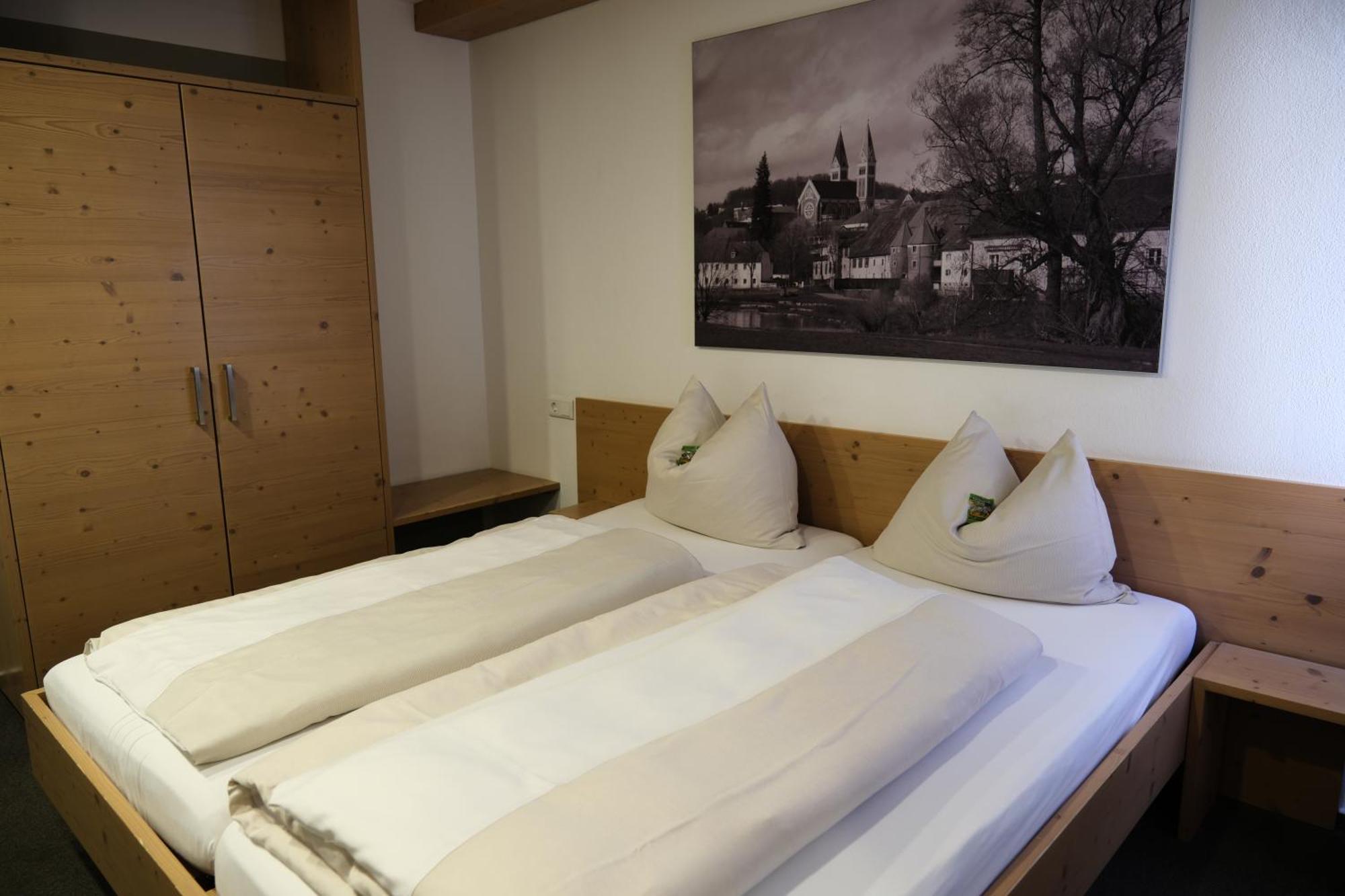 "Beim Butz" Hotel Worth an der Donau Eksteriør billede