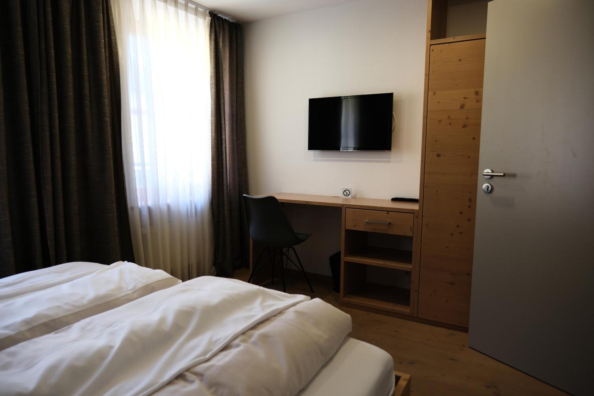"Beim Butz" Hotel Worth an der Donau Eksteriør billede