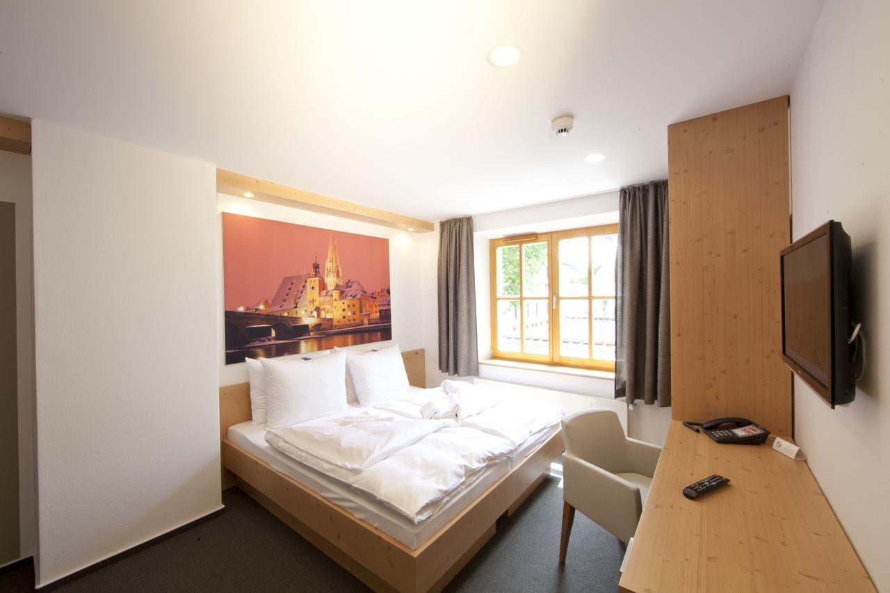 "Beim Butz" Hotel Worth an der Donau Værelse billede